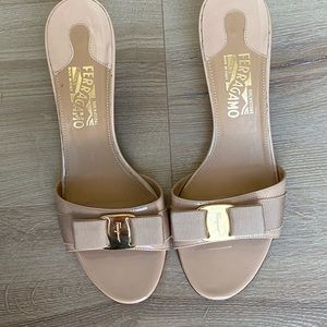 Ferragamo nude glory heel in patent nude leather